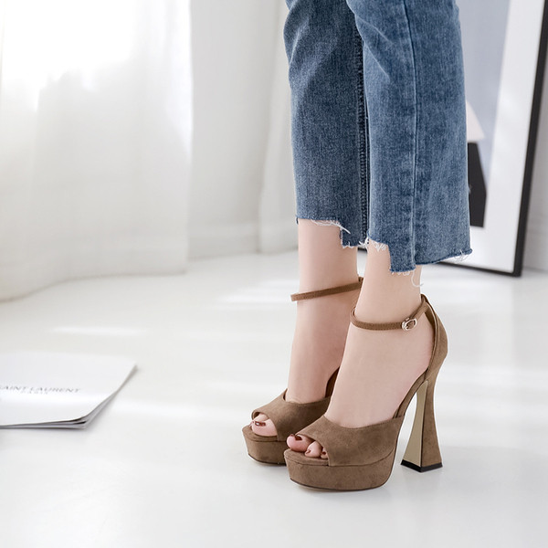 Aktuális női szandál eco velúrból vékony pánttal, magassarkúval