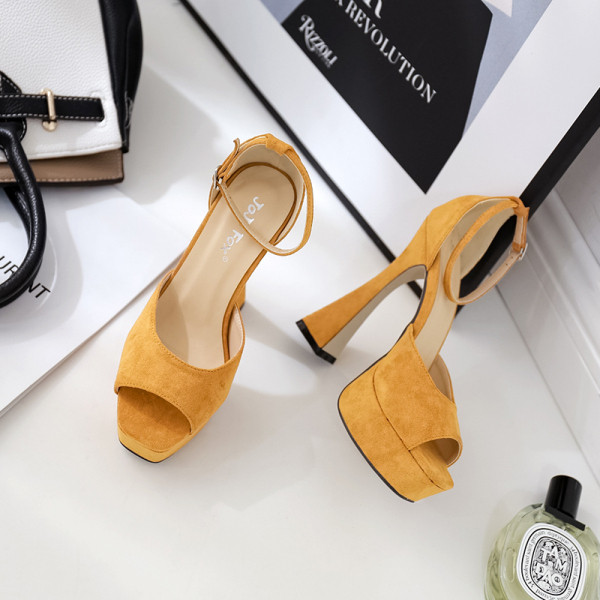 Aktuális női szandál eco velúrból vékony pánttal, magassarkúval