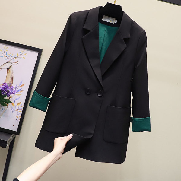 Elegáns női kabát széles modell V-alakú gallérral és zsebekkel