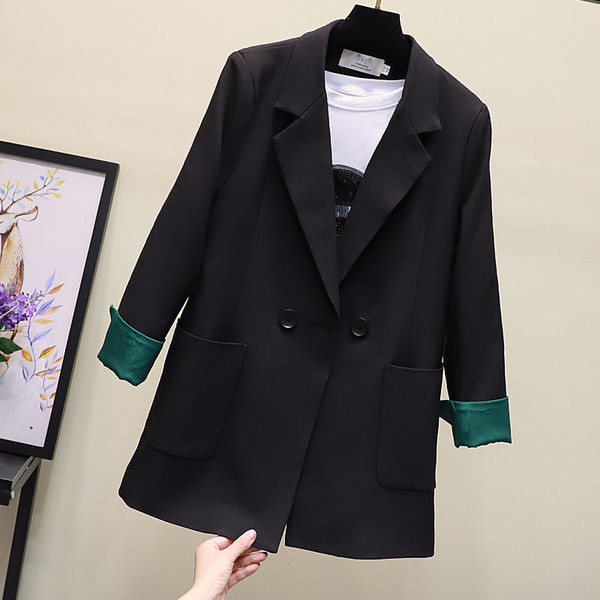 Elegáns női kabát széles modell V-alakú gallérral és zsebekkel