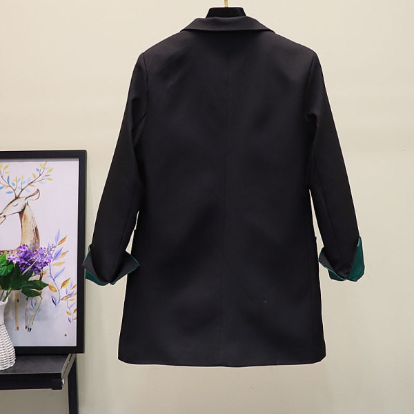 Elegáns női kabát széles modell V-alakú gallérral és zsebekkel