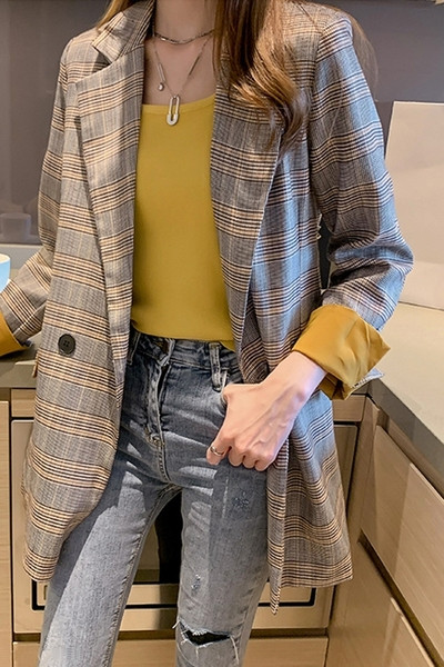 Stílusos kockás női kabát széles modell V-alakú gallérral és hosszú ujjakkal