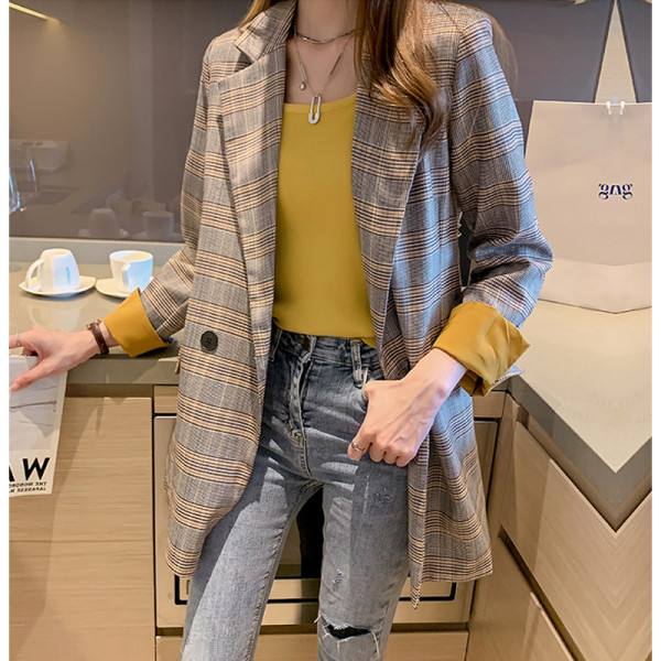 Stílusos kockás női kabát széles modell V-alakú gallérral és hosszú ujjakkal