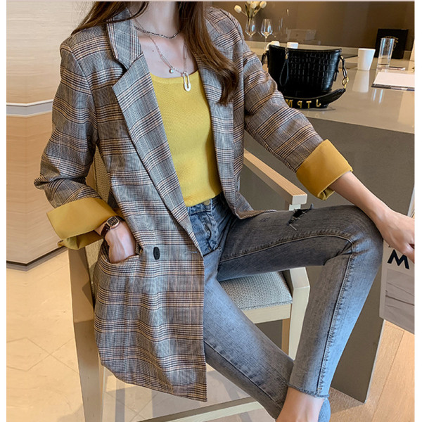 Stílusos kockás női kabát széles modell V-alakú gallérral és hosszú ujjakkal