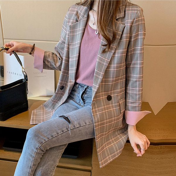 Stílusos kockás női kabát széles modell V-alakú gallérral és hosszú ujjakkal