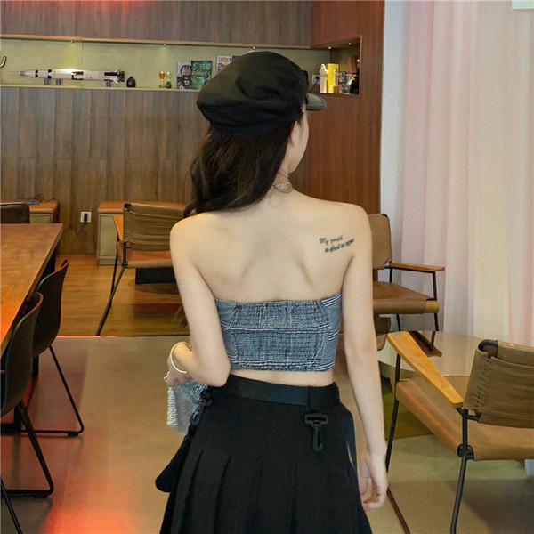 Mūsdienīgs sieviešu krūšturs ar sprādzēm