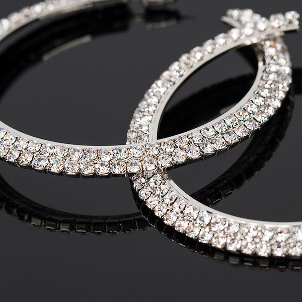 Modern női kerek fülbevaló ezüst kövekkel