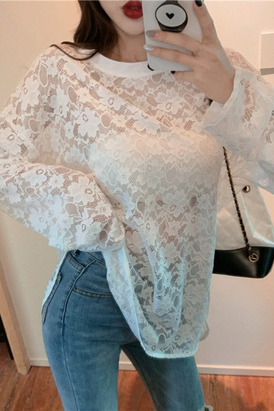 Plati moteriška nėriniuota palaidinė su ovalia iškirpte