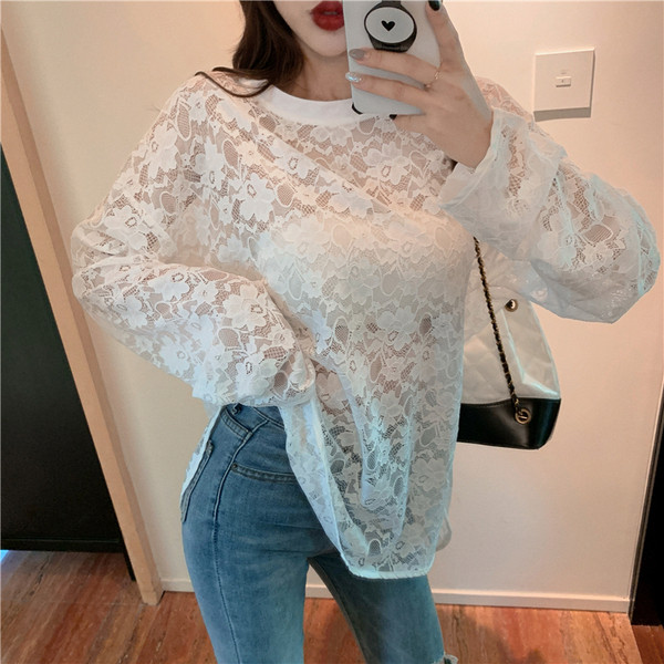 Plati moteriška nėriniuota palaidinė su ovalia iškirpte