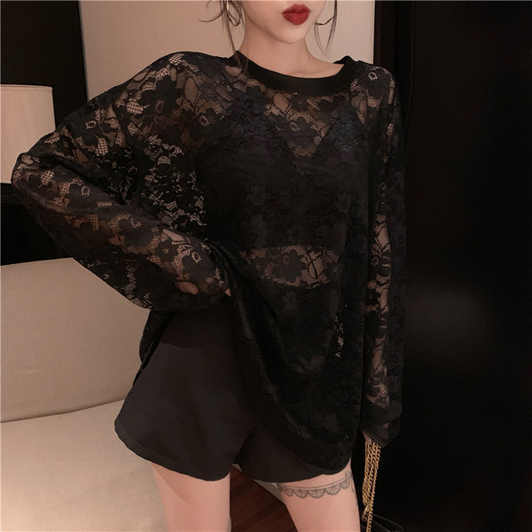 Plati moteriška nėriniuota palaidinė su ovalia iškirpte