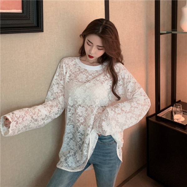 Plati moteriška nėriniuota palaidinė su ovalia iškirpte