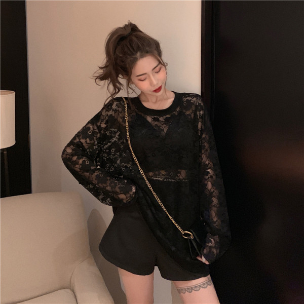 Plati moteriška nėriniuota palaidinė su ovalia iškirpte