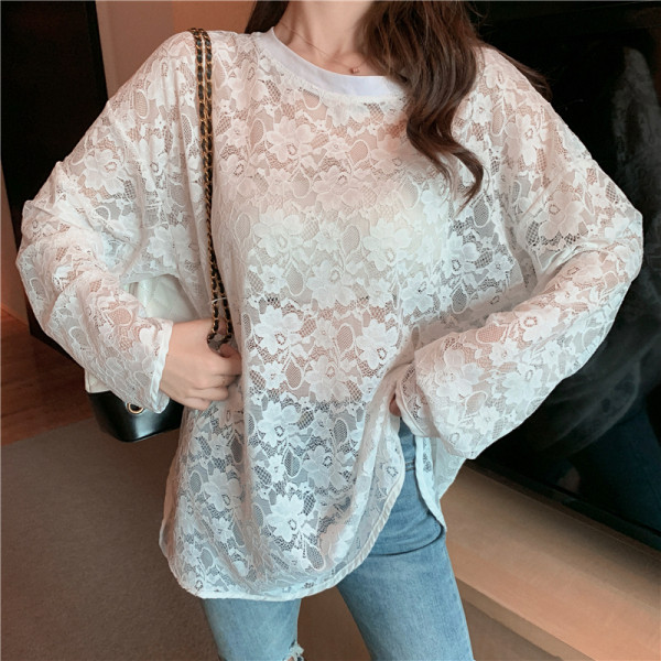 Plati moteriška nėriniuota palaidinė su ovalia iškirpte