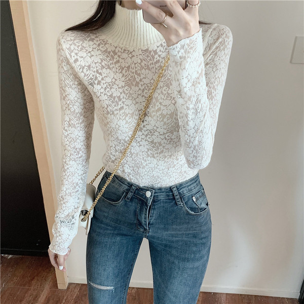 Prigludusi moteriška nėriniuota palaidinė aukšta apykakle