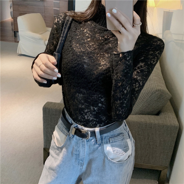 Prigludusi moteriška nėriniuota palaidinė aukšta apykakle