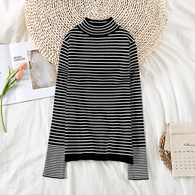 Női csíkos blúz magas gallérral és hosszú ujjal