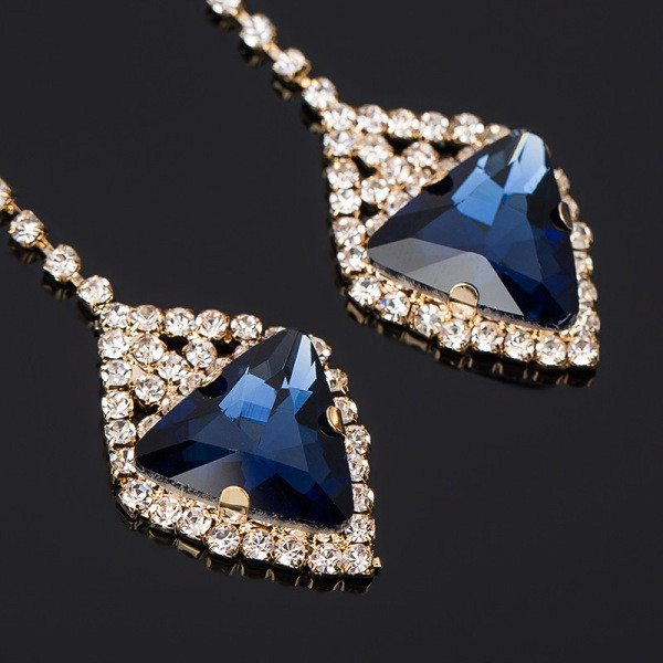 Stílusos női lógó fülbevaló zöld és kék kövekkel