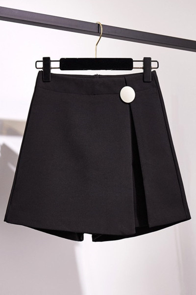 Mustad naiste lühikesed püksid kõrge vöökoha ja metallist kaunistusega