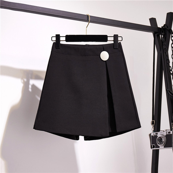 Mustad naiste lühikesed püksid kõrge vöökoha ja metallist kaunistusega