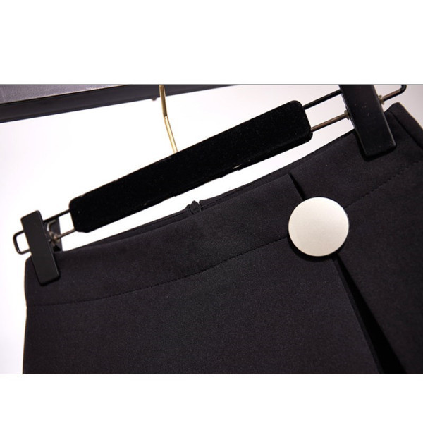 Mustad naiste lühikesed püksid kõrge vöökoha ja metallist kaunistusega