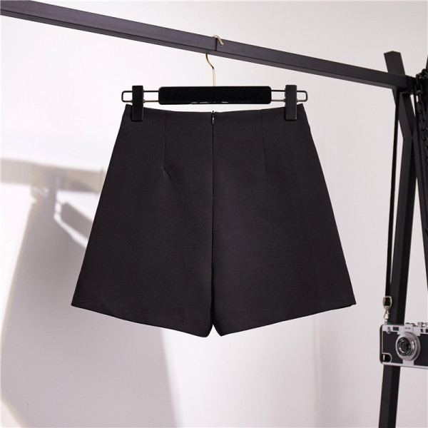 Mustad naiste lühikesed püksid kõrge vöökoha ja metallist kaunistusega