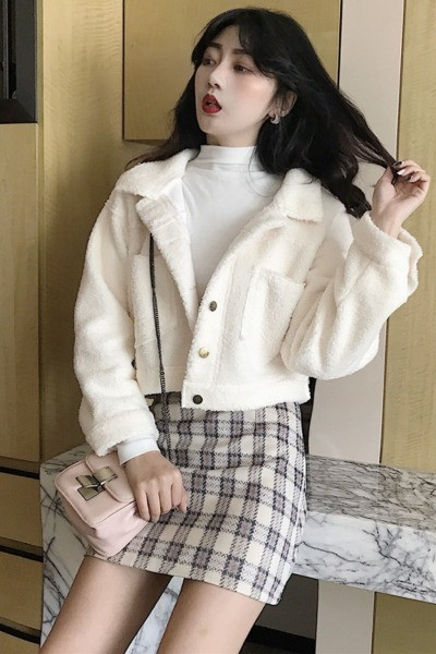 Късо дамско пухено яке с копчета и джобове