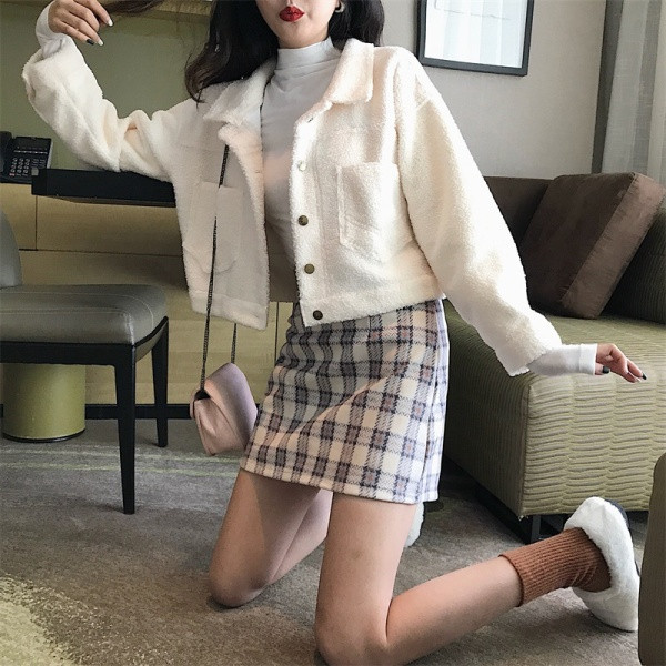 Късо дамско пухено яке с копчета и джобове