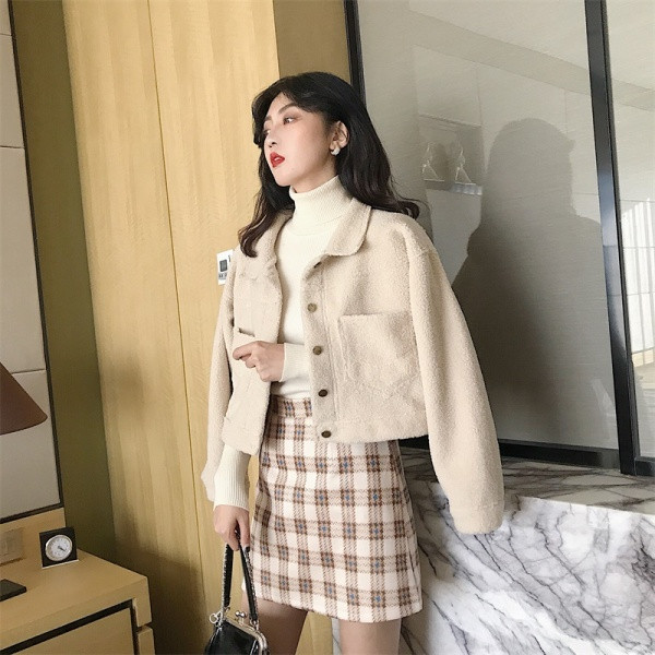 Късо дамско пухено яке с копчета и джобове