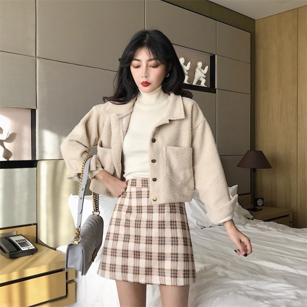 Късо дамско пухено яке с копчета и джобове