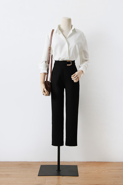 Melns sieviešu bikšu modelis ar augstu vidukli un metāla sprādzi