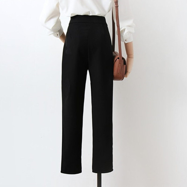 Melns sieviešu bikšu modelis ar augstu vidukli un metāla sprādzi