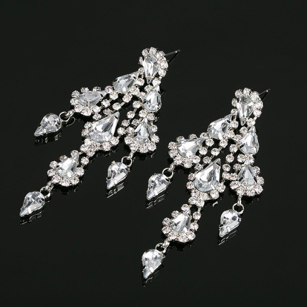 Модерни дамски сребристи обеци с камъни 