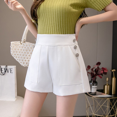 Jauns sieviešu šortu modelis ar kabatām un pogām