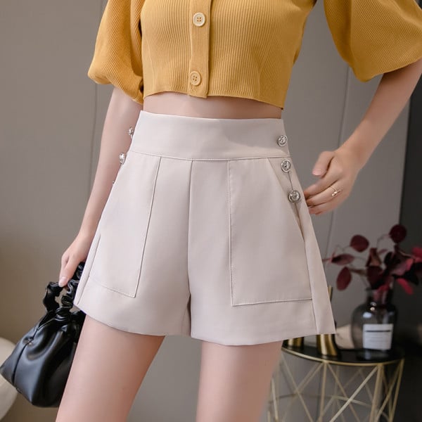 Jauns sieviešu šortu modelis ar kabatām un pogām