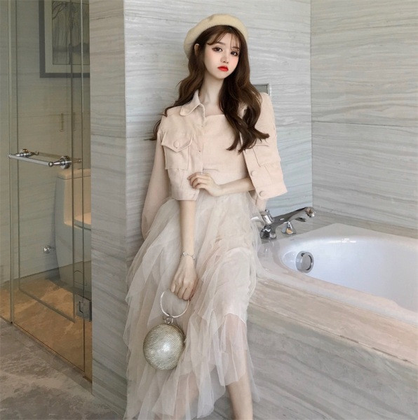 Пролетна дамска рокля с тюл + късо яке с копчета и джобове 