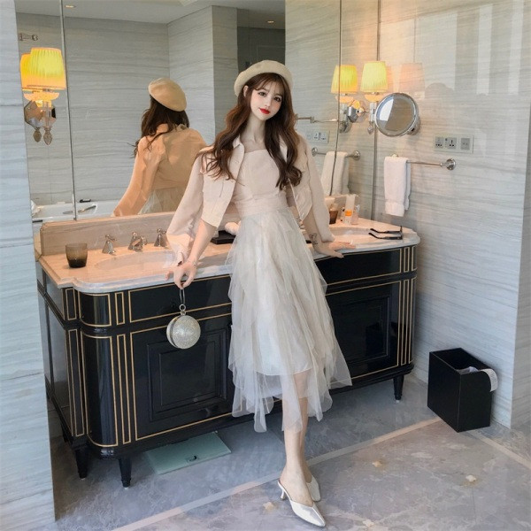 Пролетна дамска рокля с тюл + късо яке с копчета и джобове 