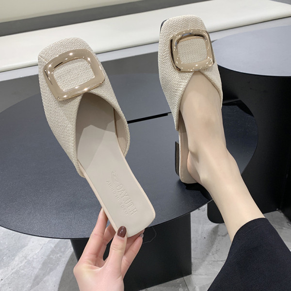 Sieviešu ikdienas čības ar metāla apdari un plakanu zoli