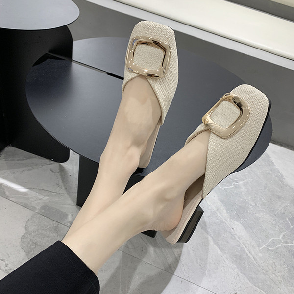 Sieviešu ikdienas čības ar metāla apdari un plakanu zoli