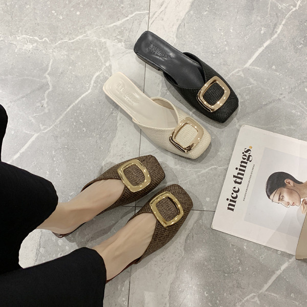 Sieviešu ikdienas čības ar metāla apdari un plakanu zoli