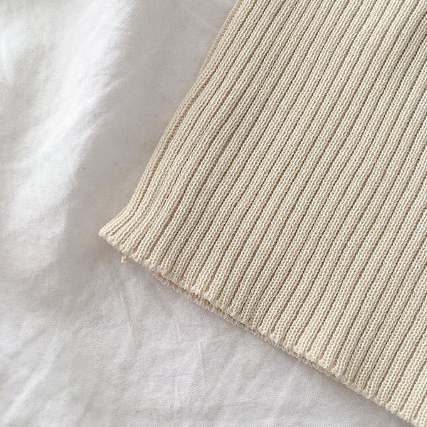 Mūsdienīgs sieviešu tops ar kvadrātveida kakla izgriezumu un platām lencēm