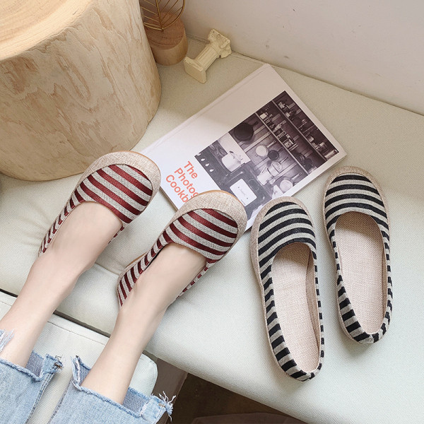 Csíkos, lapos talpú női alkalmi cipő