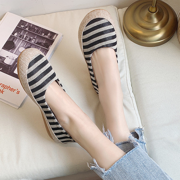 Csíkos, lapos talpú női alkalmi cipő