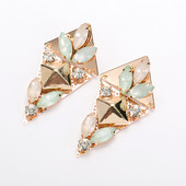 Elegáns női fülbevaló színes kövekkel