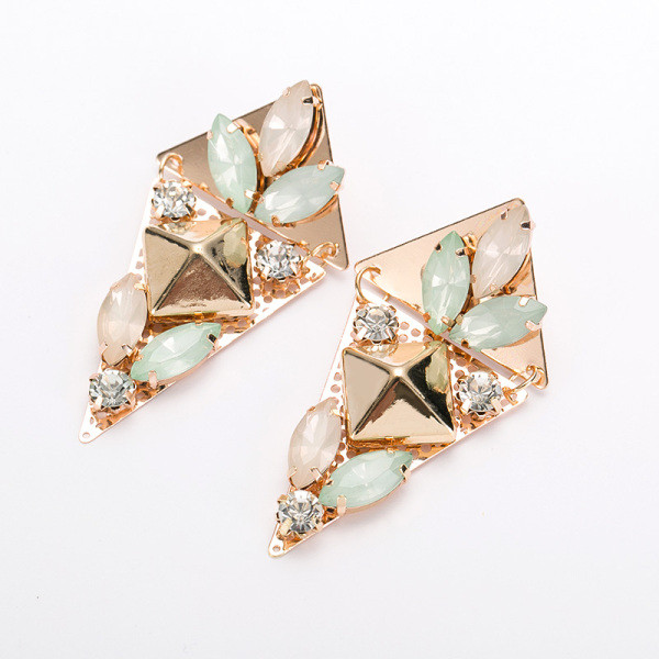 Elegáns női fülbevaló színes kövekkel