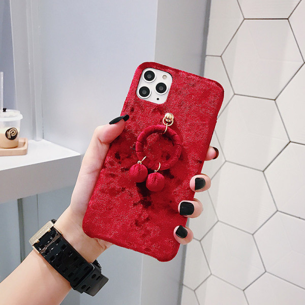 Plüss tok medállal piros színben iPhone 11 Pro Max készülékhez