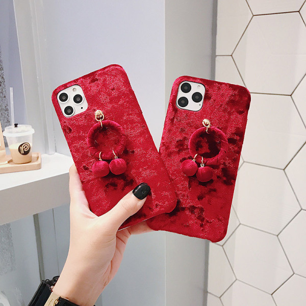 Plüss tok medállal piros színben iPhone 11 Pro Max készülékhez