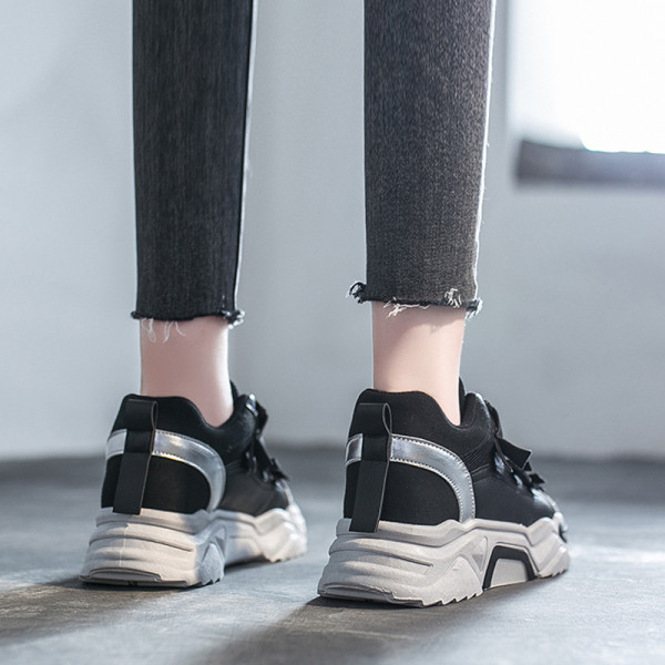 Nauji moteriški sportbačiai aukštais padais ir spalvingais raišteliais