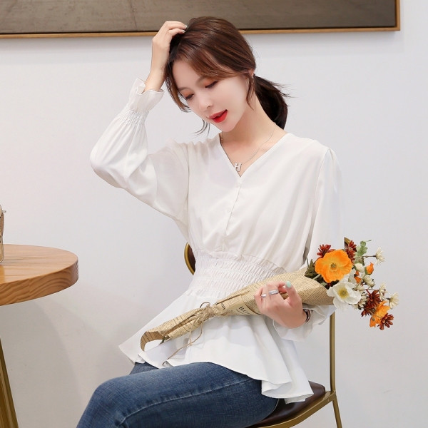 Sieviešu ikdienas blūze ar špica kakla izgriezumu un pogām