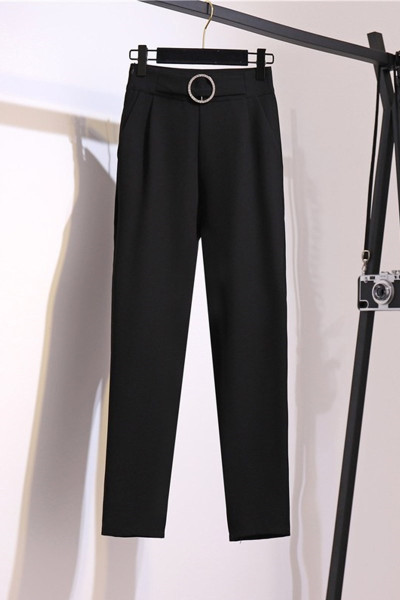 Stilīgas sieviešu melnas taisnas bikses ar augstu vidukli un jostu ar apaļu sprādzi