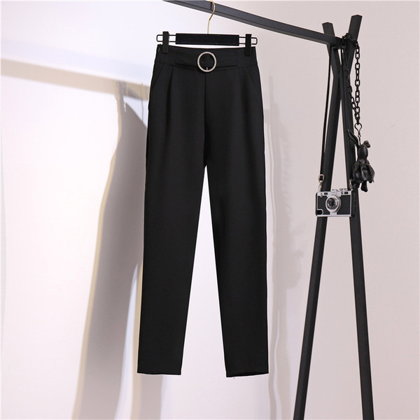 Stilīgas sieviešu melnas taisnas bikses ar augstu vidukli un jostu ar apaļu sprādzi